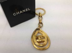 Photo1: Chanel Keychain Brushed Gold With Large "CC"  6C220590p (1)