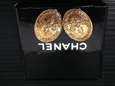 Photo1: Authentic CHANEL Gold Tone Clip-on Earring Vintage 6i060390m (1)