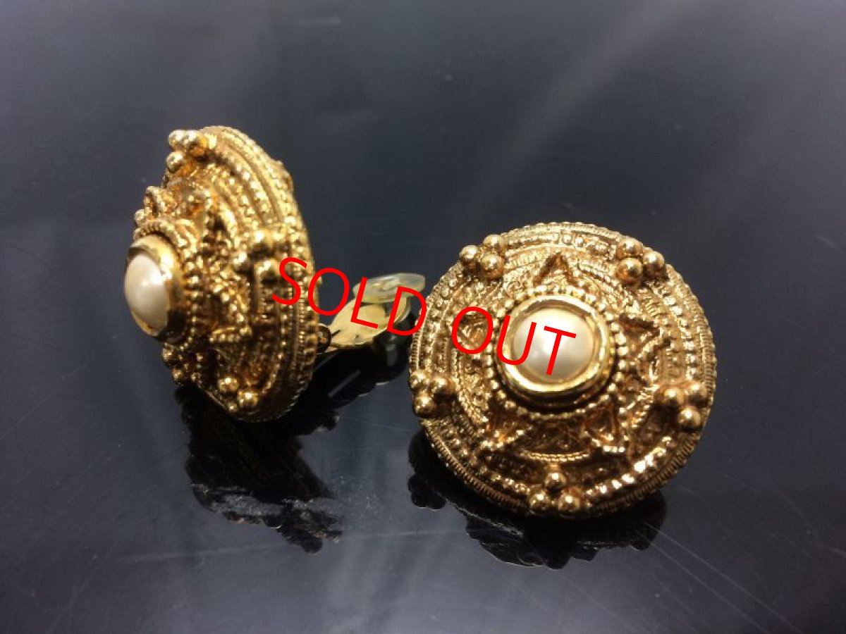 Photo1: Auth CHANEL Gold Tone Earrings 8H070150m (1)