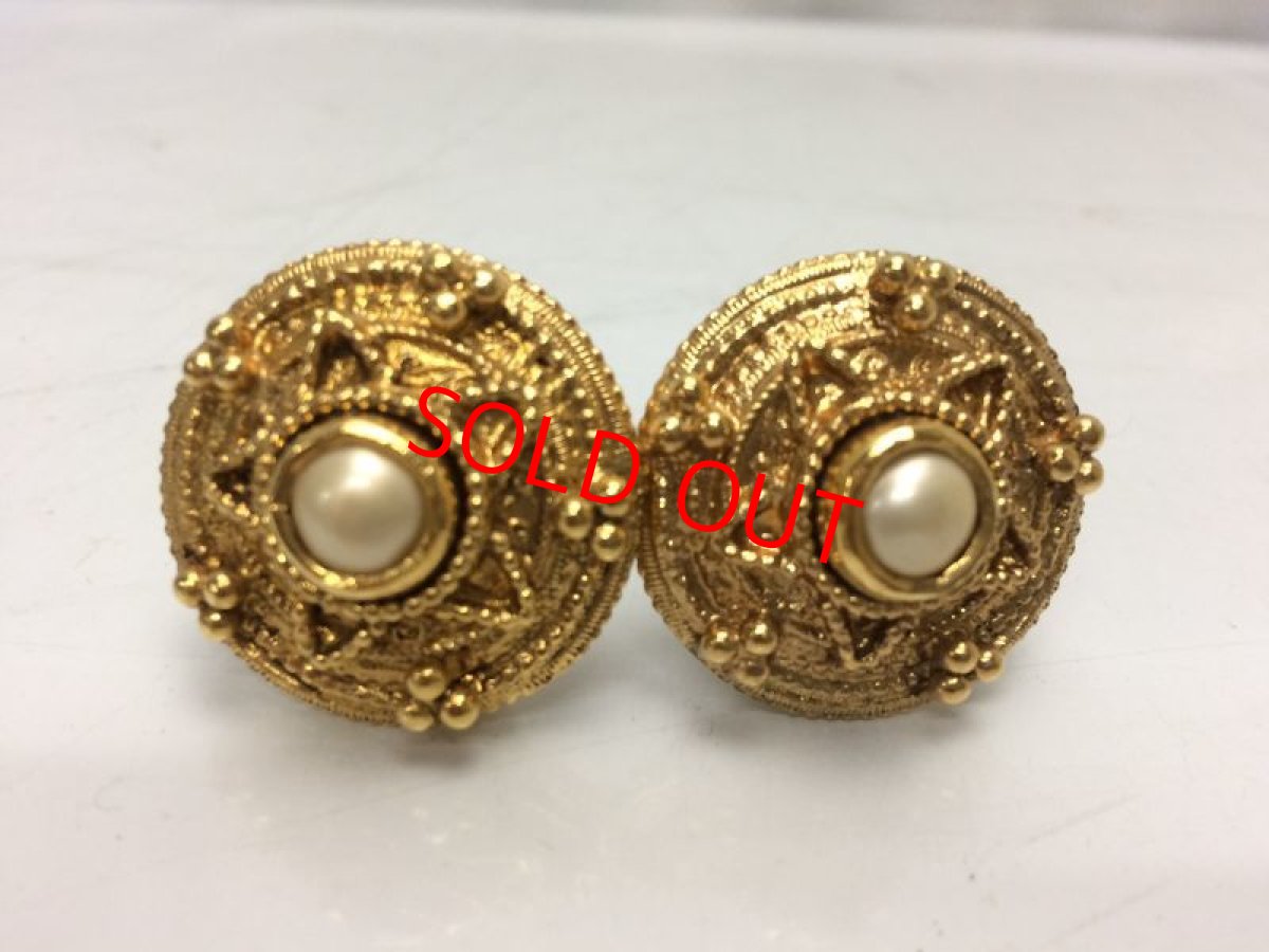 Photo2: Auth CHANEL Gold Tone Earrings 8H070150m (2)