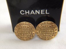 Photo1: Authentic CHANEL Gold Tone Clip-on Earring Vintage 5I010290# (1)