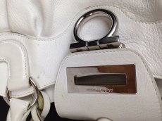 Photo11: Auth SALVATORE FERRAGAMO Gancini White Leather Shoulder Bag 5E112550# (11)