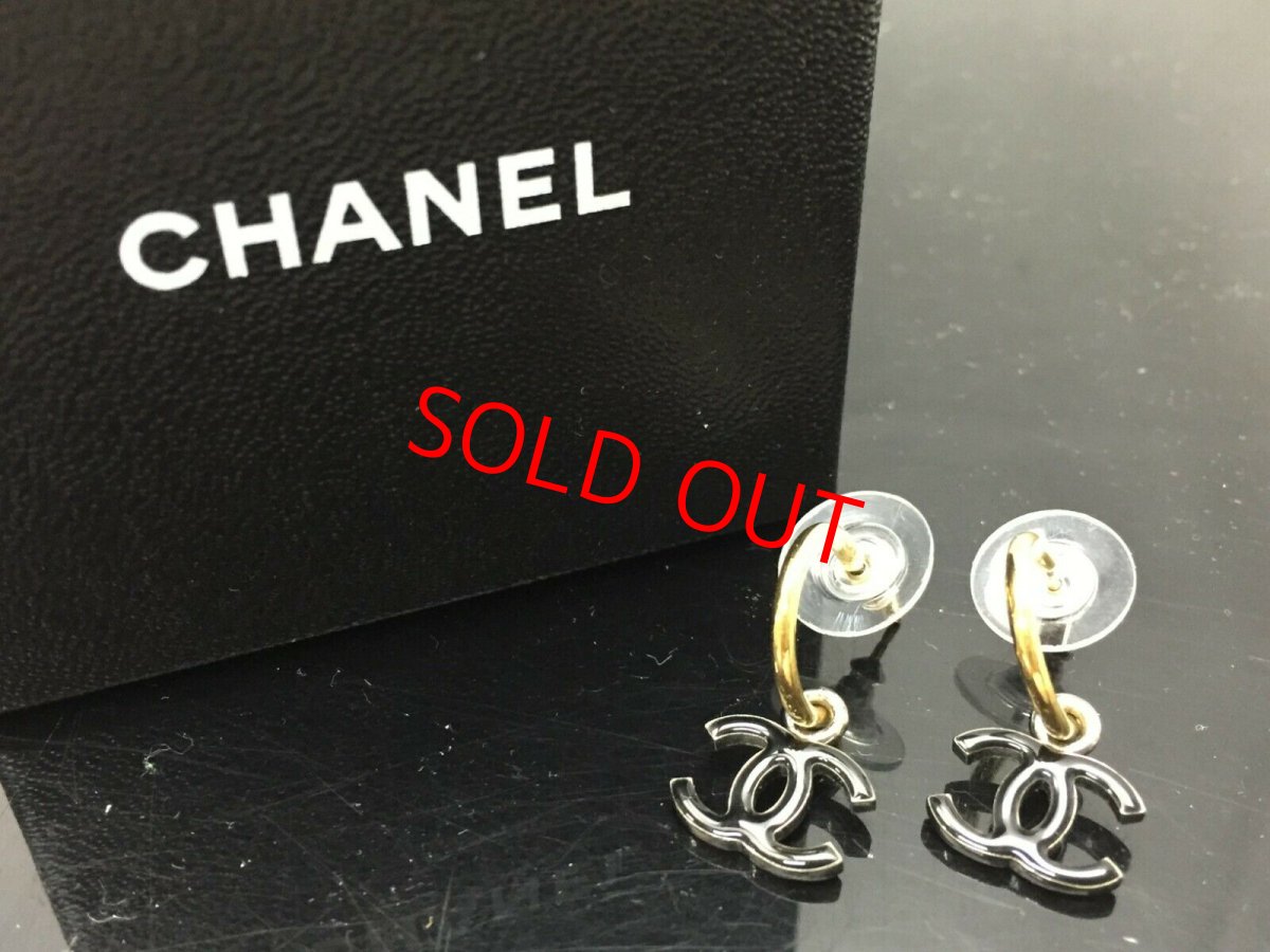 Photo1: Auth CHANEL Black Plastic CC logo Piercing Earrings 9F180070h (1)