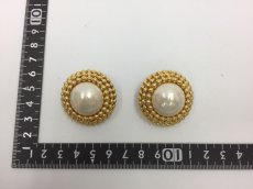 Photo2: Auth Chanel Gold tone Fake Pearl Clip on Earrings vintage 0J270180n" (2)
