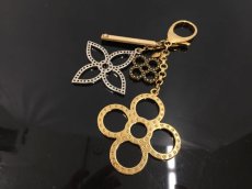 Photo1: Auth Louis Vuitton Monogram flower Gold Tone key holder & bag Charm 1B240250n" (1)