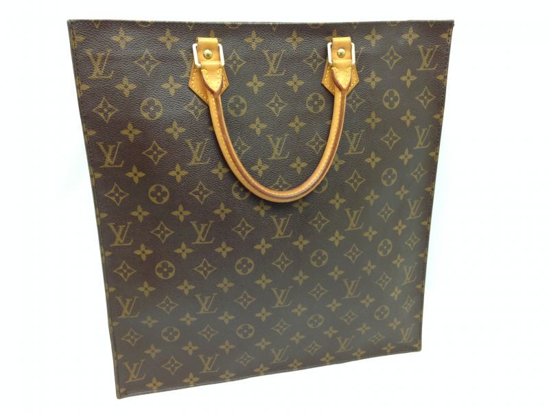 LOUIS VUITTON Bag model Sac Plat carried by hand o…