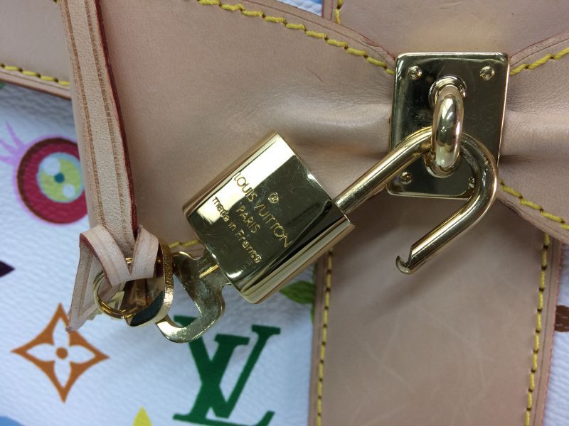 LV Heart bag –