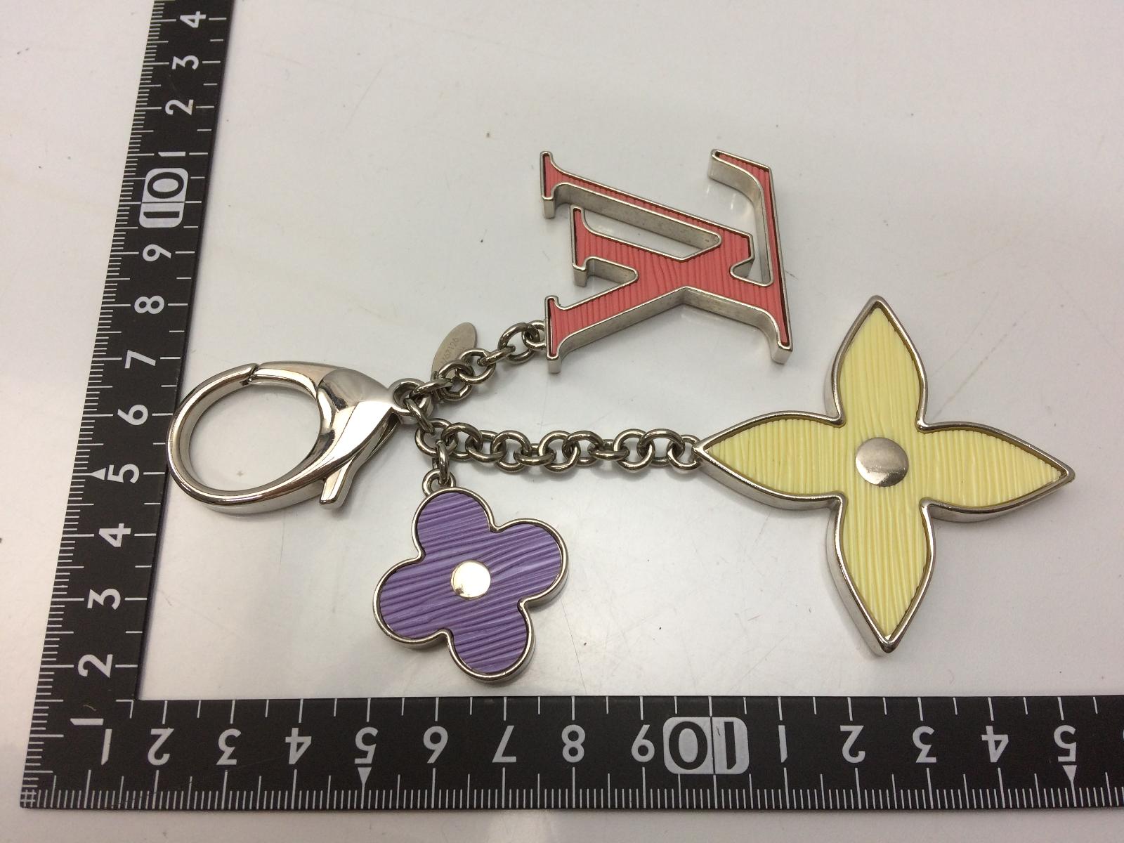 Louis Vuitton Fleur Bag Charm + 5 Looks 