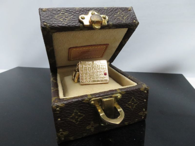 Louis Vuitton K18 Pendant Head Engraved Calendar Aout 1983 with Box 8K080060m - Tokyo Vintage Store