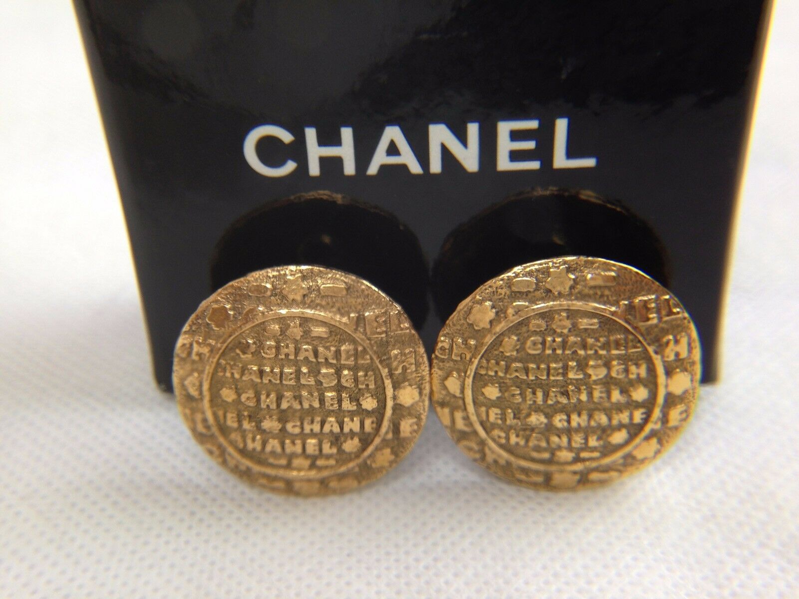 Authentic CHANEL Gold Tone Clip-on Earring Vintage 5I010290